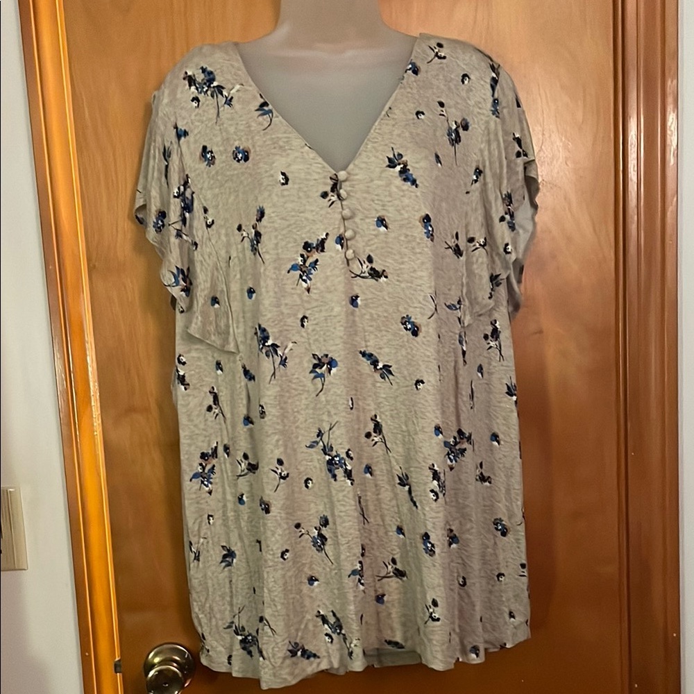 Liz Claiborne Cream and Blue Relaxed Top